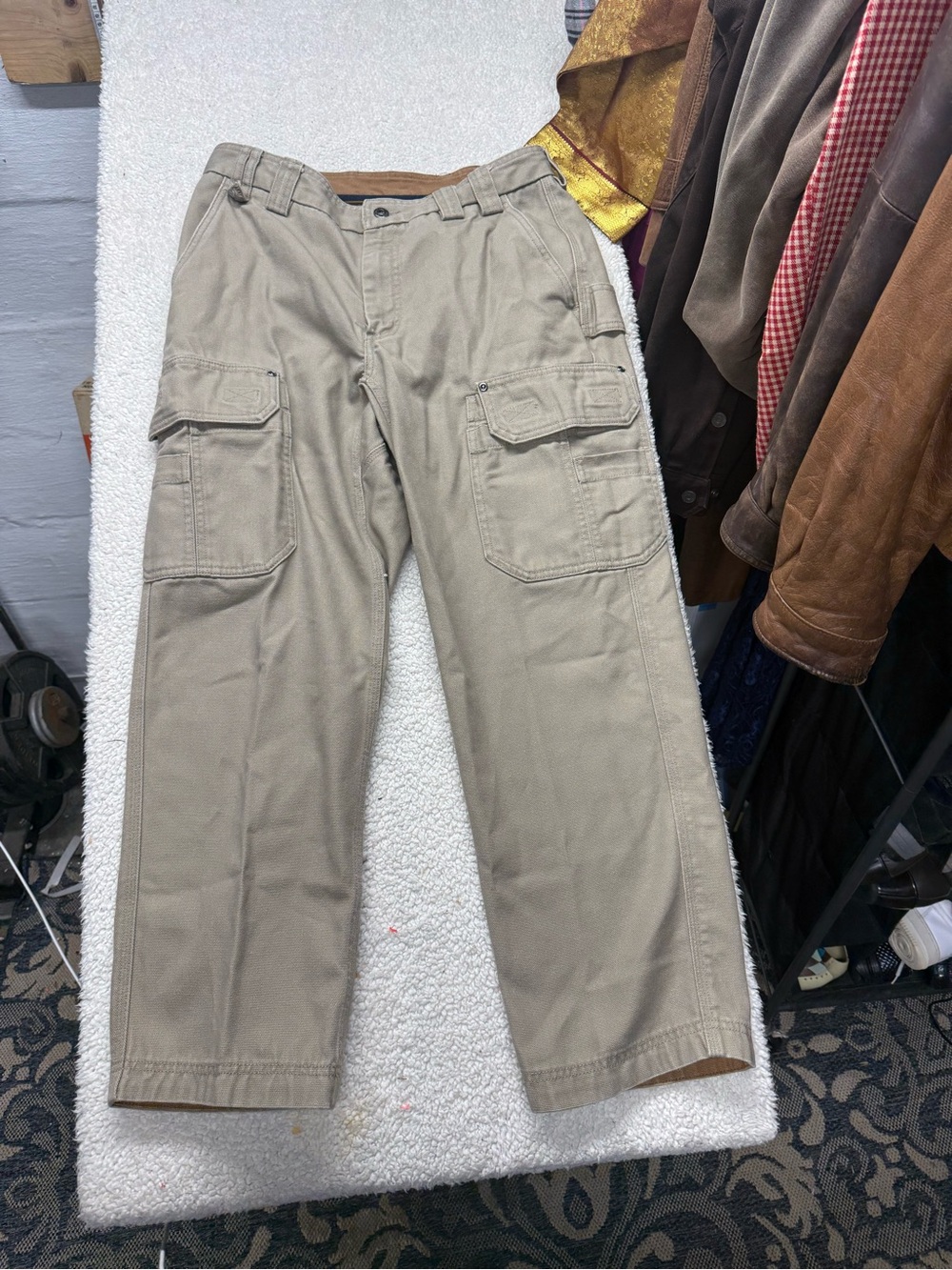 Duluth trading Co Men's Cargo Pants in Khaki excellent condition size 32x28